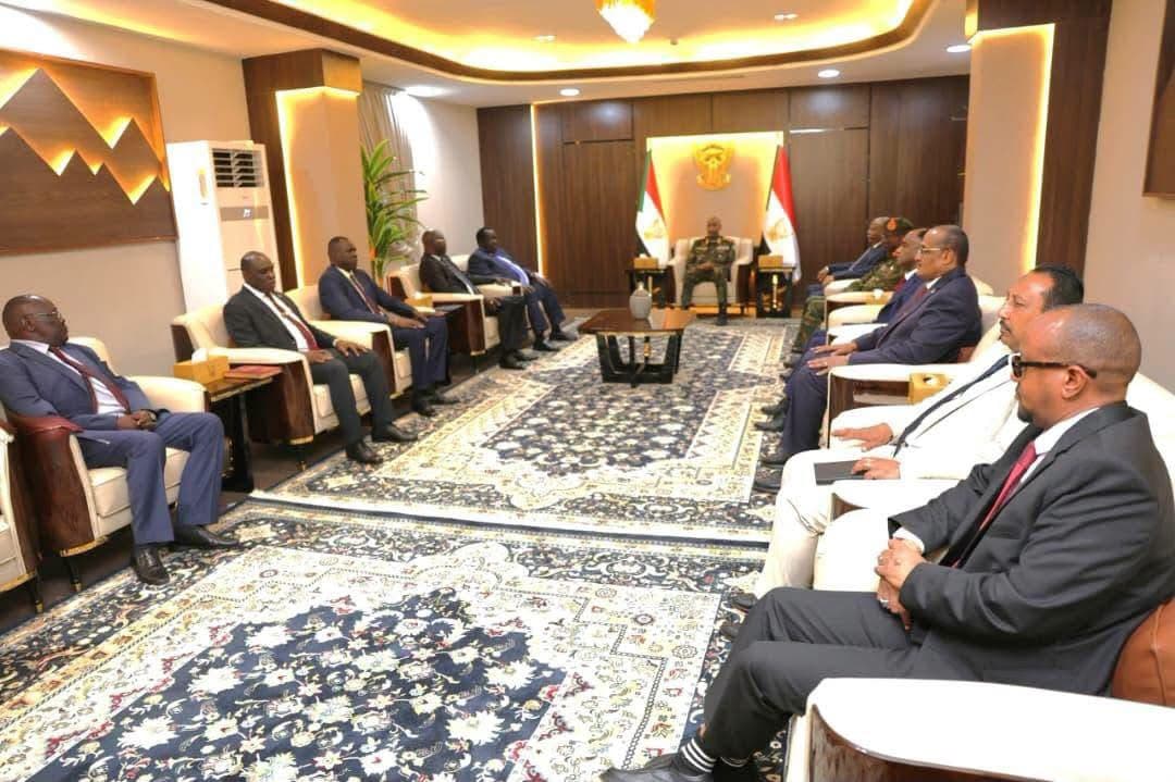 البرهان يلتقي مستشار رئيس دولة جنوب السودان للشؤون الأمنية